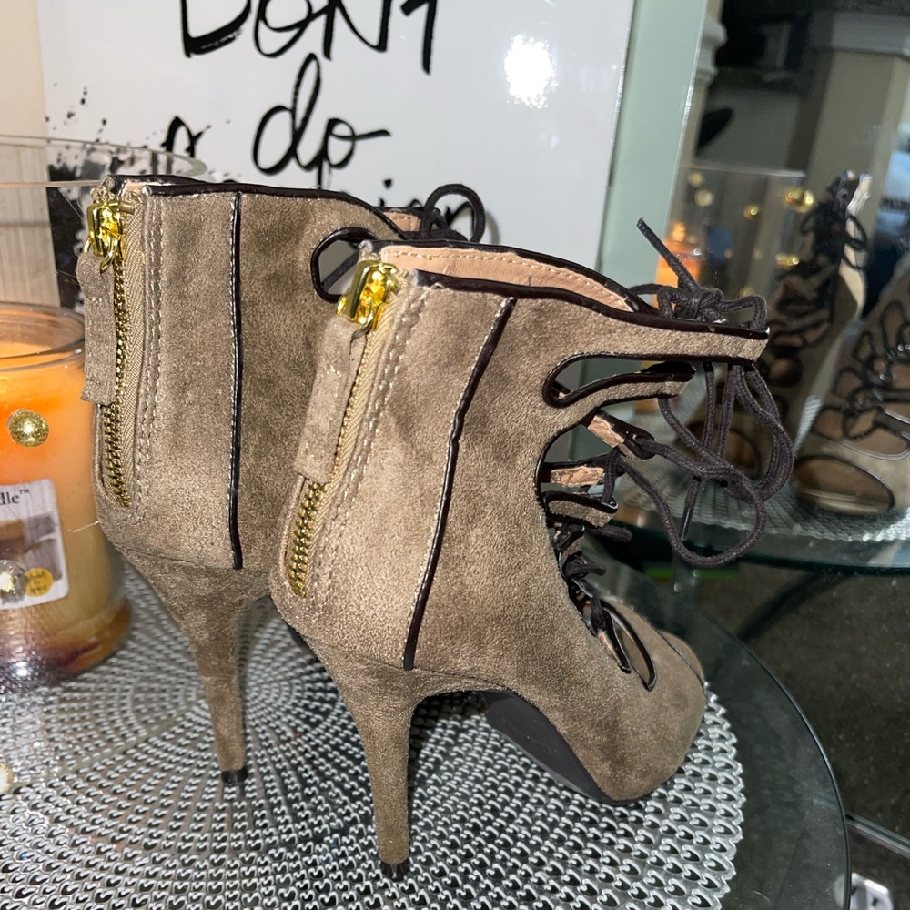 EUC Nine West Taupe heel